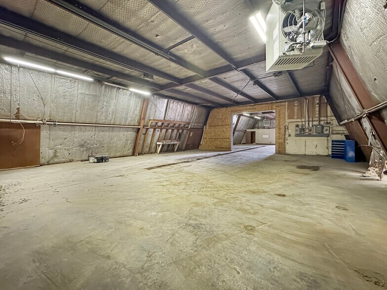 More Photos Of 4015 11th Ave SE, Minot Service For Sale