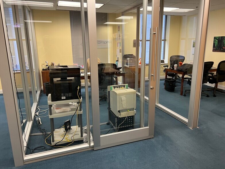 More Photos Of 211 W Wacker Dr, Chicago Office For Sale