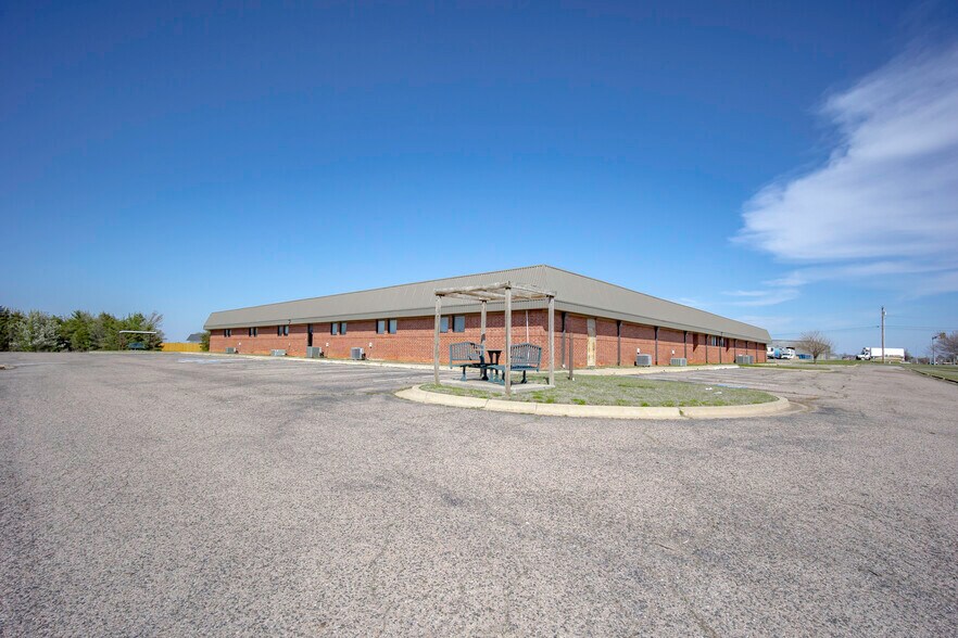 More Photos Of 1400 N Kennedy Ave, Shawnee Office For Sale
