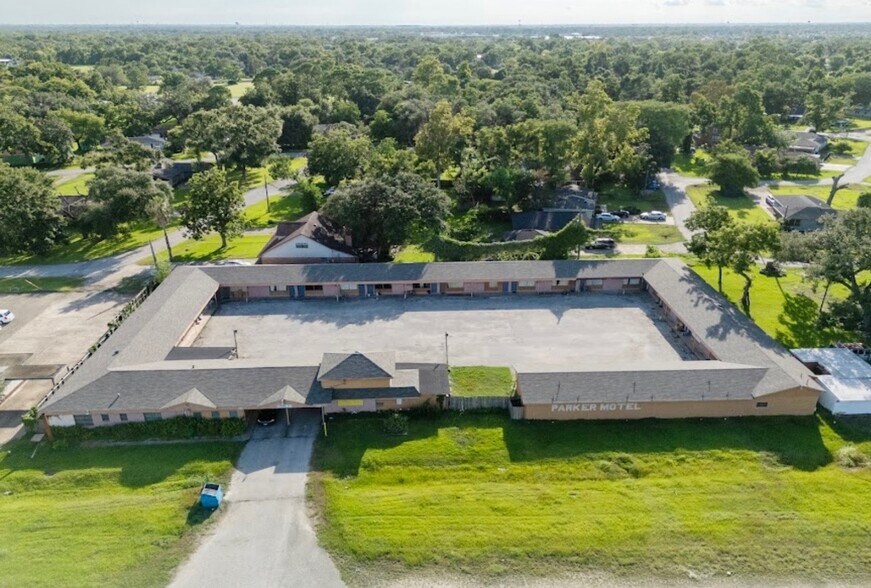 More Photos Of 560 Brazosport Blvd N, Clute Hotel For Sale