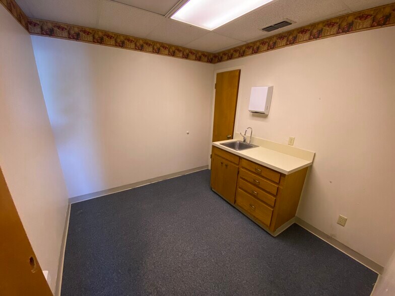 More Photos Of 605 Avalon Dr, Seagoville Medical For Lease