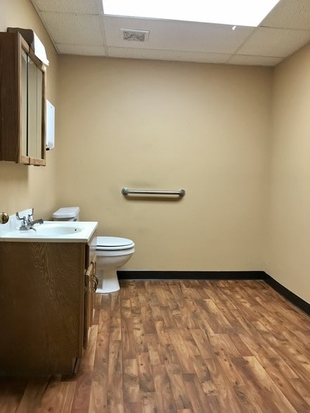 More Photos Of 3400 NW Vivion Rd, Riverside Office Residential For Lease