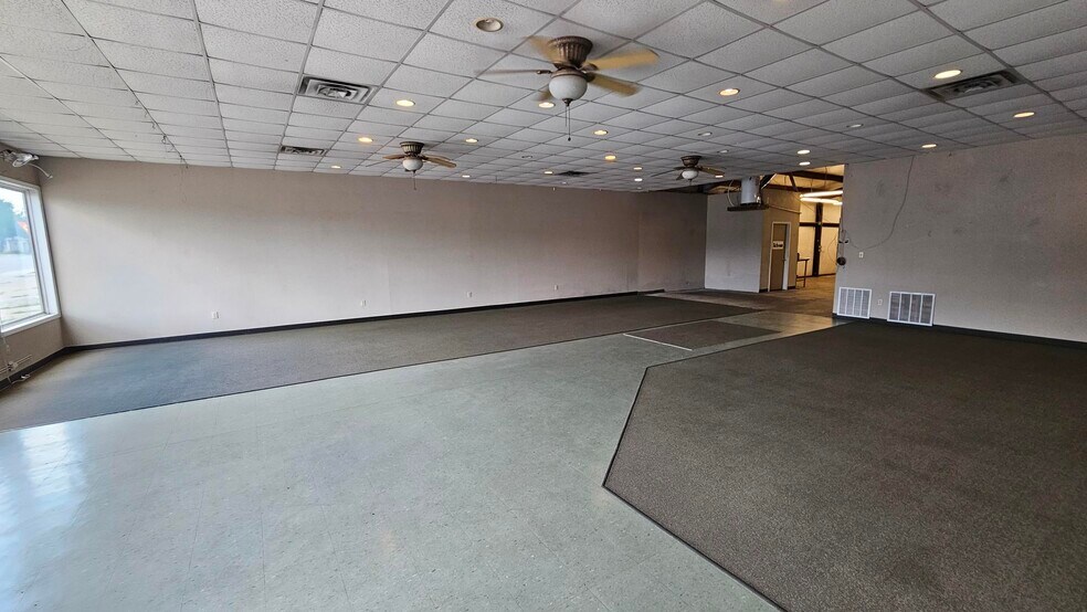 More Photos Of 1122 E Main St, Cushing Freestanding For Lease