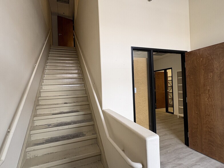 More Photos Of 2222 W Parkside Ln, Phoenix Research And Development For Lease
