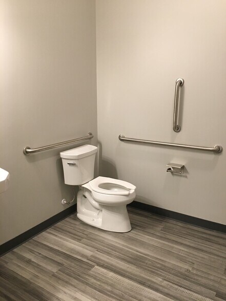 More Photos Of 123 Poplar Pointe Dr, Mooresville Flex For Lease