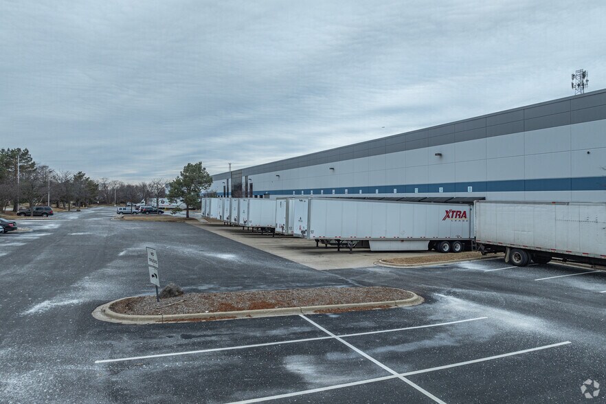 More Photos Of 50-140 Exchange Blvd, Glendale Heights Warehouse For Lease
