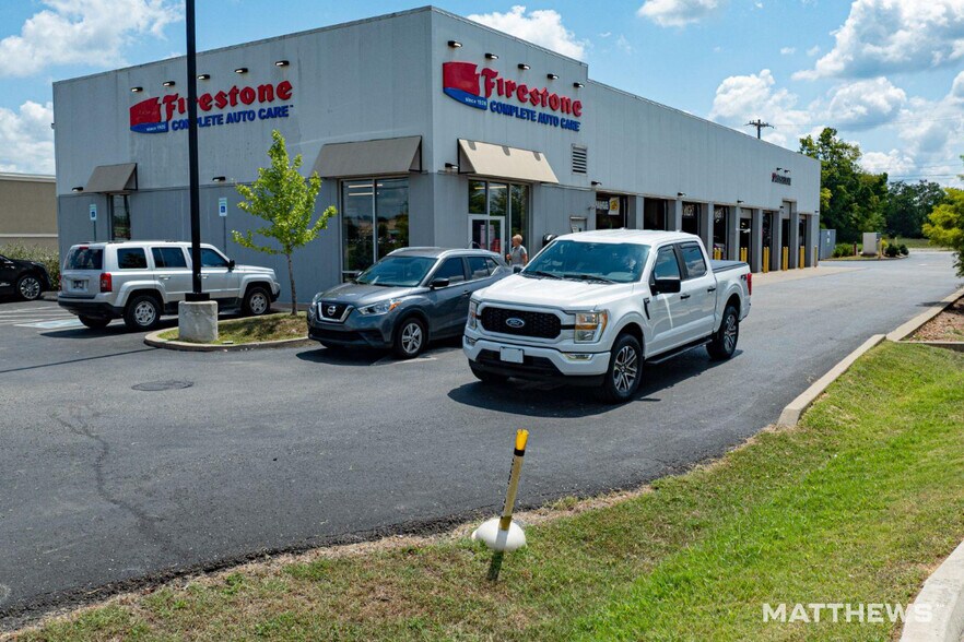 Primary Photo Of 1005 Winn Way, Clarksville Service Station For Sale