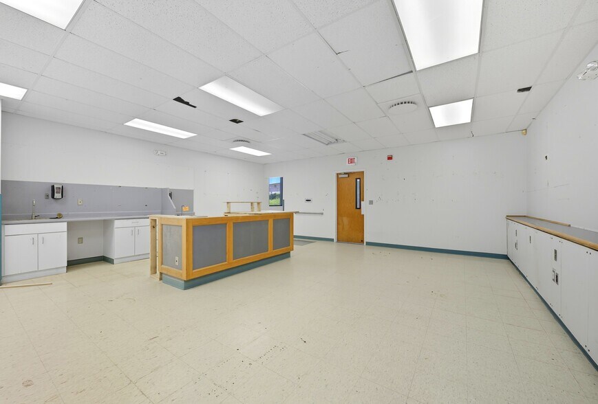 More Photos Of 508-514 Canterbury Rd, Kings Mountain Flex For Sale