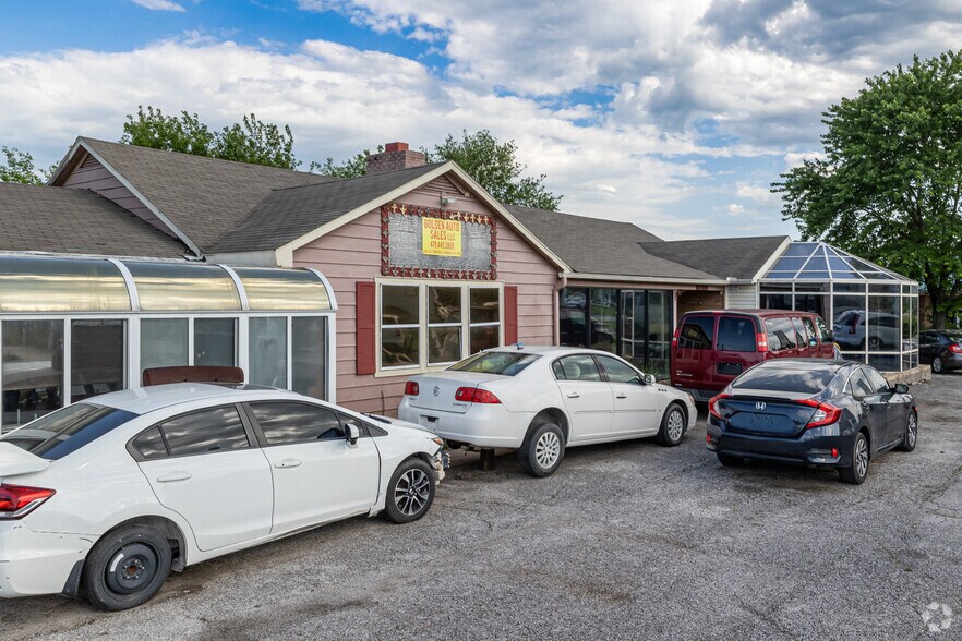 More Photos Of 2305 S Thompson St, Springdale Freestanding For Sale