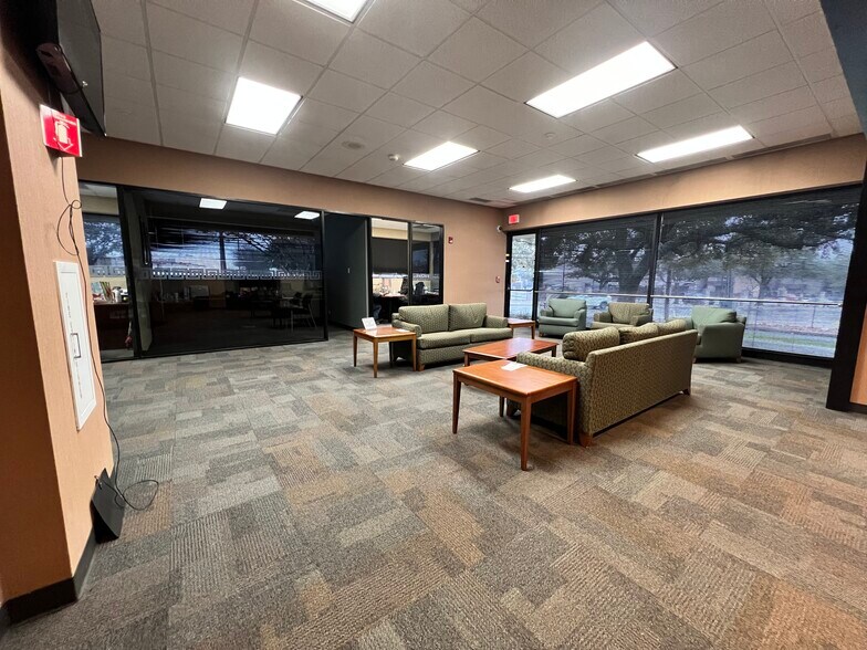 More Photos Of 8047 Midcrown Dr, San Antonio Bank For Lease