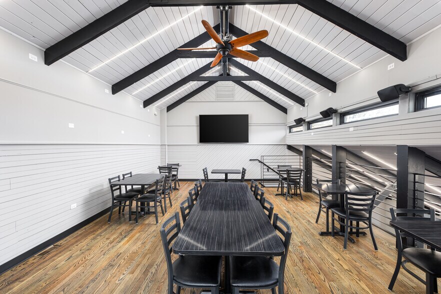 More Photos Of 9750 S Roberts Rd, Palos Hills Freestanding For Sale