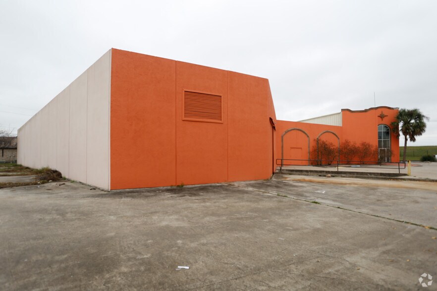 More Photos Of 13340 Leopard St, Corpus Christi Storefront For Sale