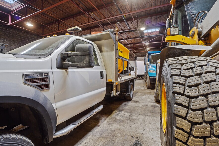 More Photos Of 290 Rue Quinlan, Montréal Service For Sale