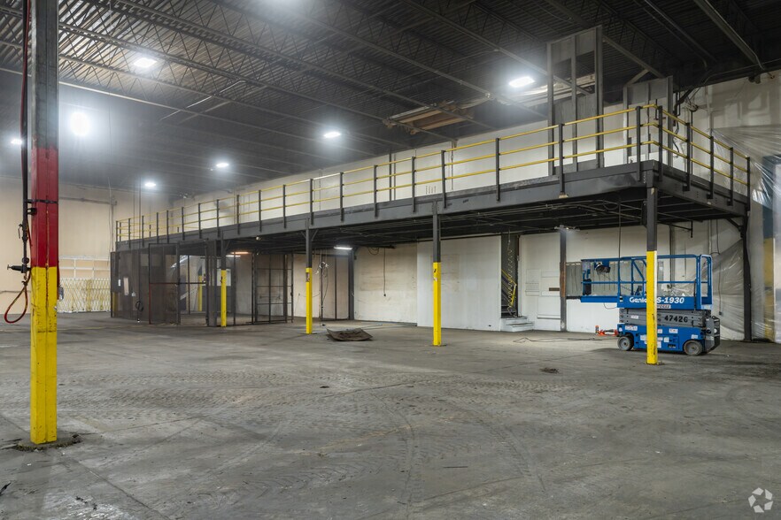 More Photos Of 10800 Ford Rd, Dearborn Warehouse For Lease