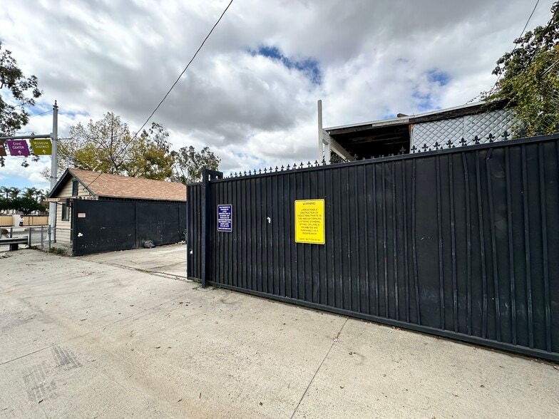 More Photos Of 921-923 Logan St, Santa Ana Office For Sale