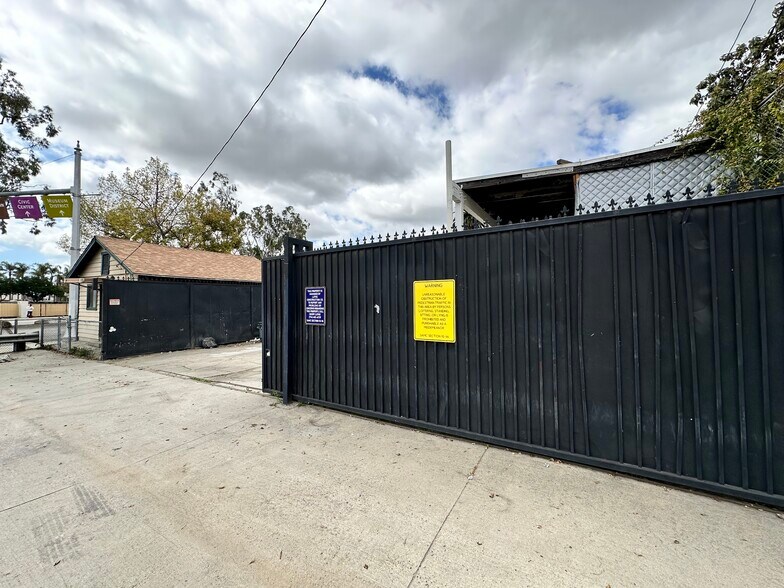 More Photos Of 921-923 Logan St, Santa Ana Office For Sale