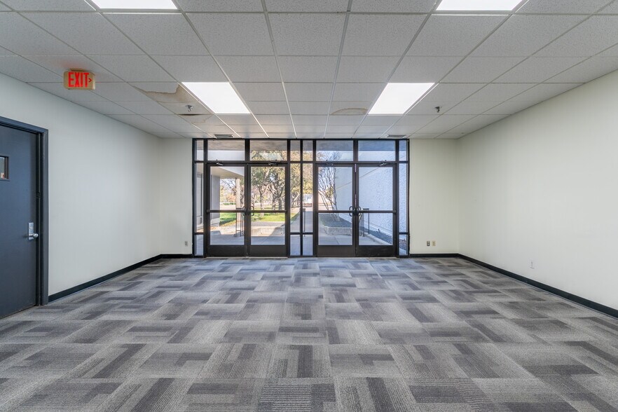More Photos Of 4404 S Beltwood Pky, Dallas Warehouse For Lease