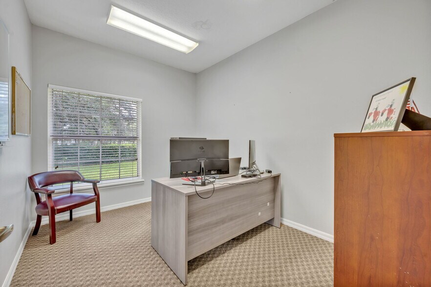 More Photos Of 820 Clark St, Oviedo Office For Sale