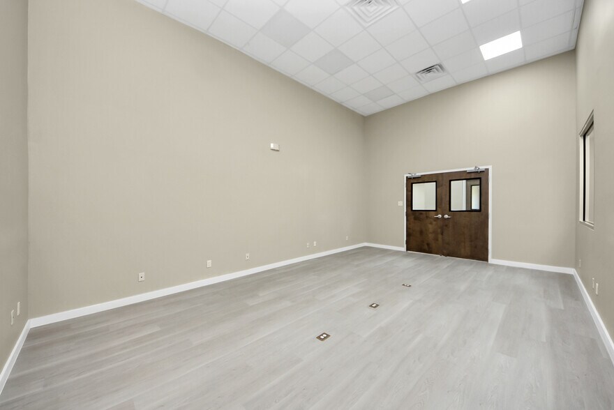 More Photos Of 1563 Live Oak St, Webster Office For Sale