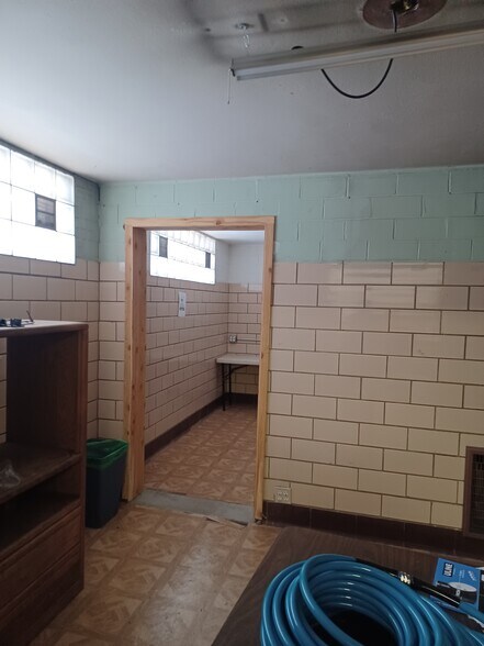 More Photos Of 419 S Broad St, Klamath Falls Light Distribution For Sale
