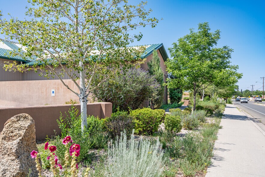 More Photos Of 1202 W Alameda St, Santa Fe Showroom For Lease