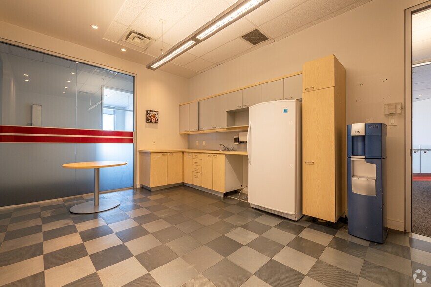 More Photos Of 2250 Boul Alfred-Nobel, Montréal Office For Lease