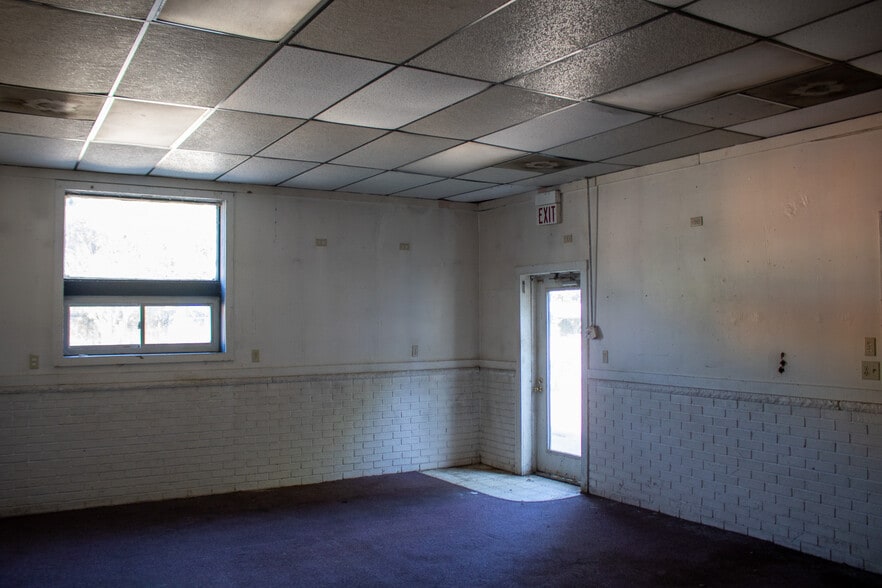 More Photos Of 600 Zanesville St, Beverly General Retail For Sale