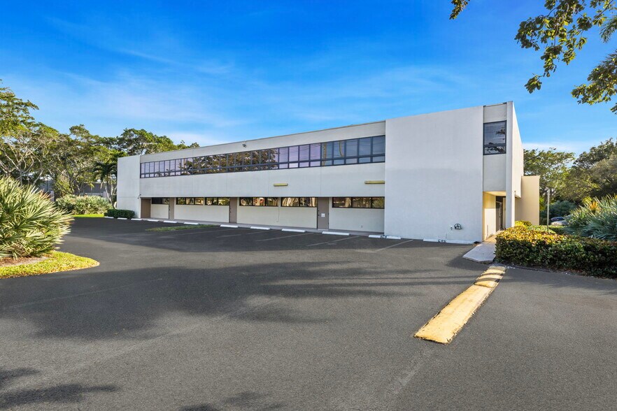 More Photos Of 21045 Commercial Trl, Boca Raton Medical For Lease