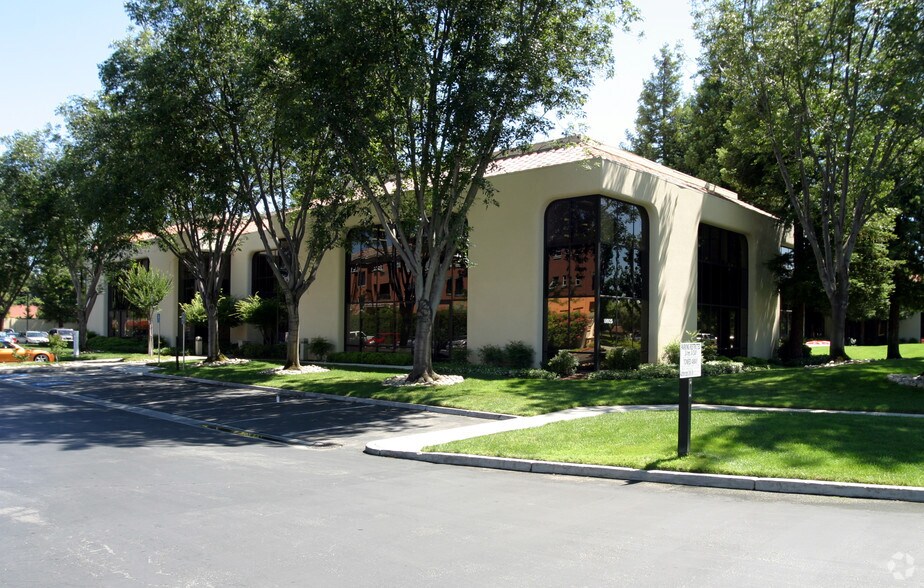 More Photos Of 19925 Stevens Creek Blvd, Cupertino Office For Lease