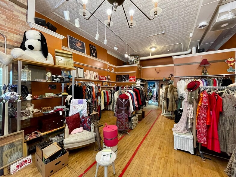 More Photos Of 209-211 E Chicago St, Elgin Bar For Sale