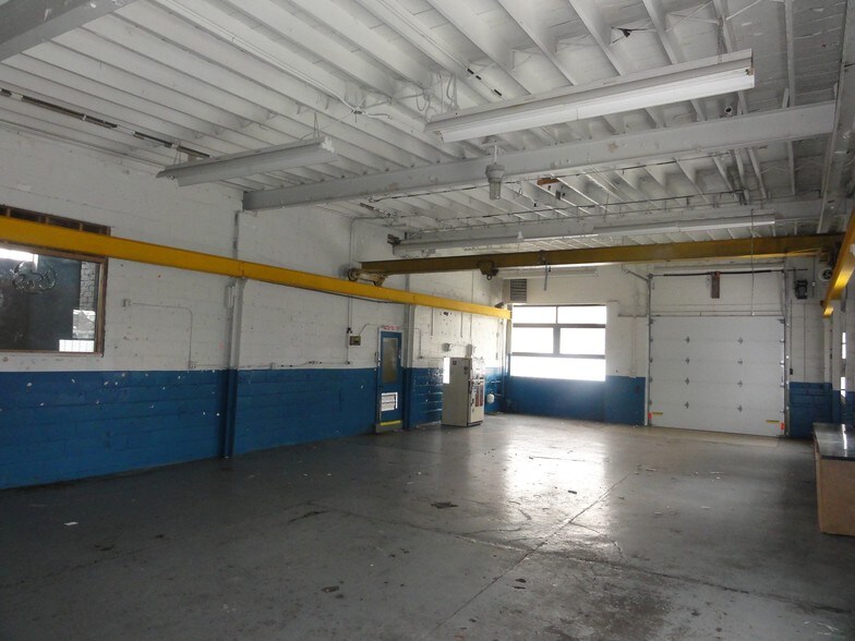 More Photos Of 19024 Florida St, Roseville Showroom For Sale