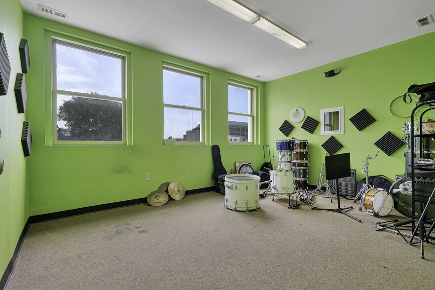 More Photos Of 1 W Main St, Somerville Freestanding For Lease