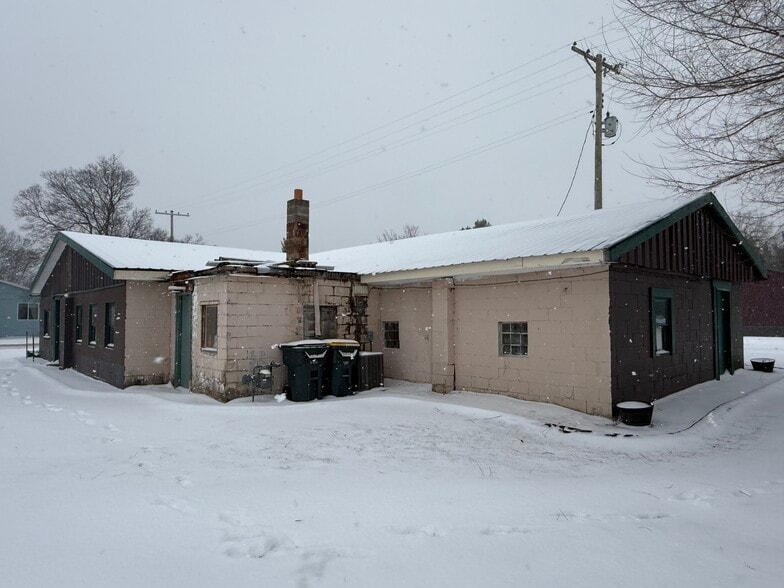 More Photos Of 358 S Oak St, Lone Rock Office For Sale