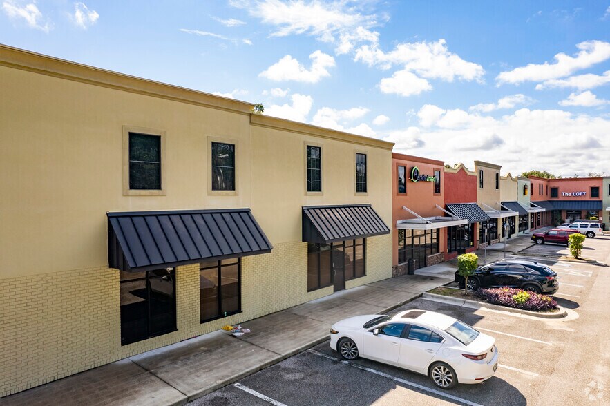 More Photos Of 905-959 E Brandon Blvd, Brandon Unknown For Lease