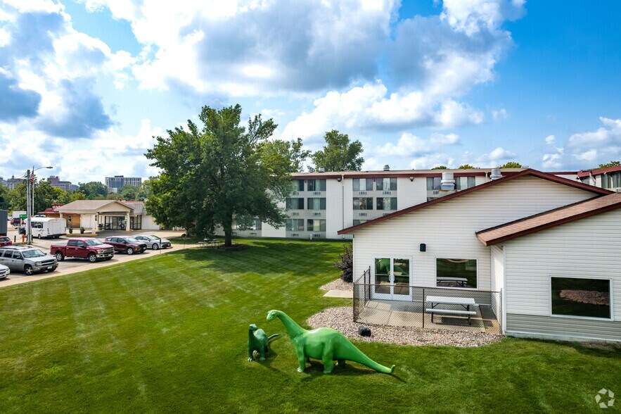 Primary Photo Of 435 16th Ave NW, Rochester Hotel For Sale