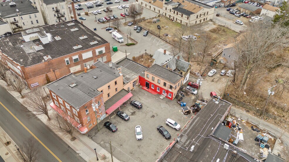 More Photos Of 33 Willow St, Waterbury Apartments For Sale