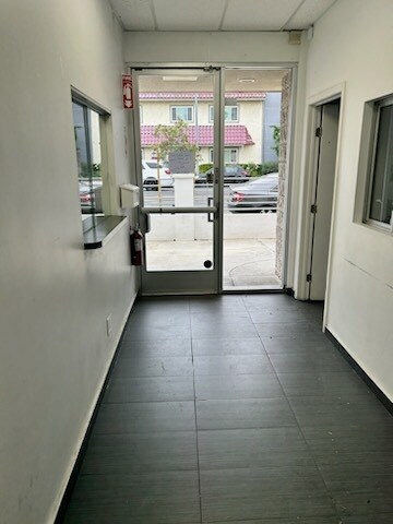 More Photos Of 7008 Owensmouth Ave, Canoga Park Office For Lease