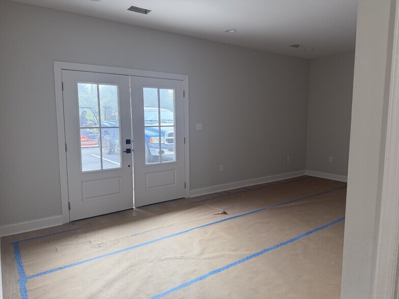 More Photos Of 3304 Hutchinson Ave, Adel Light Manufacturing For Lease