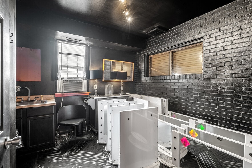 More Photos Of 10 S Crenshaw Ave, Richmond Freestanding For Lease