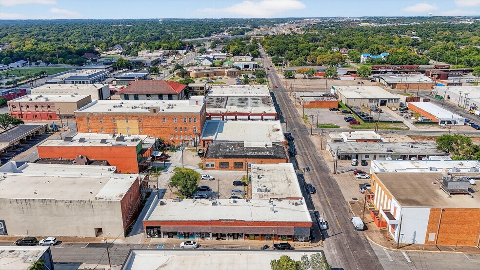 More Photos Of 129 E Wall St, Sherman Showroom For Sale