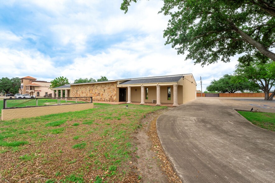 More Photos Of 2602 N Texas Blvd, Weslaco Freestanding For Sale