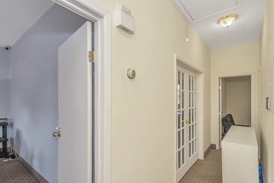 More Photos Of 219 Mineola Blvd, Mineola Office For Lease