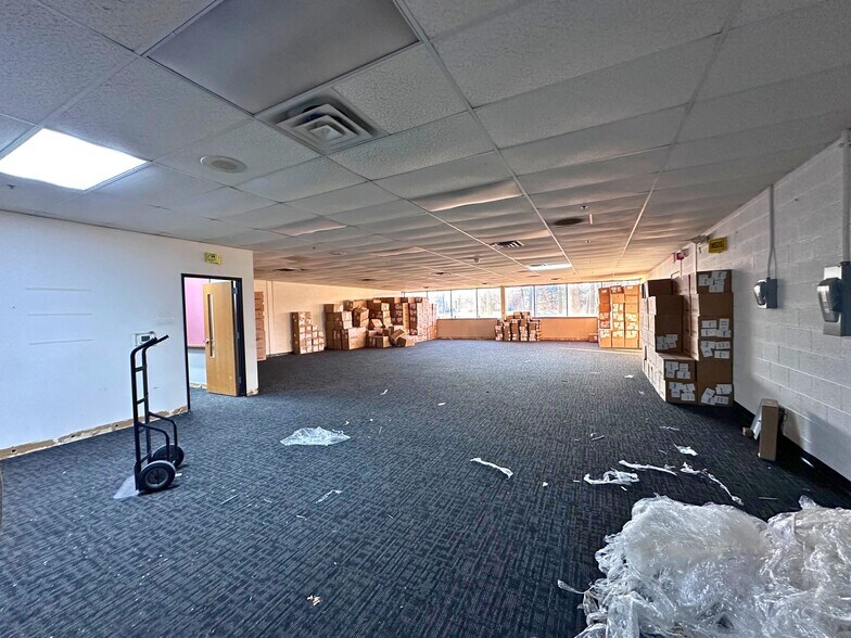 More Photos Of 15203 S Commerce Dr, Dearborn Manufacturing For Lease