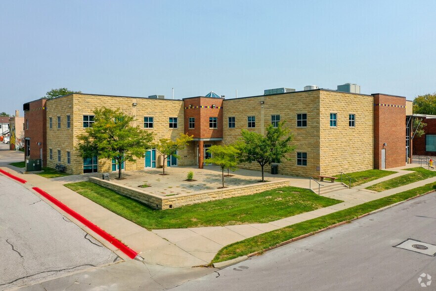 More Photos Of 2401 Lake St, Omaha Coworking Space