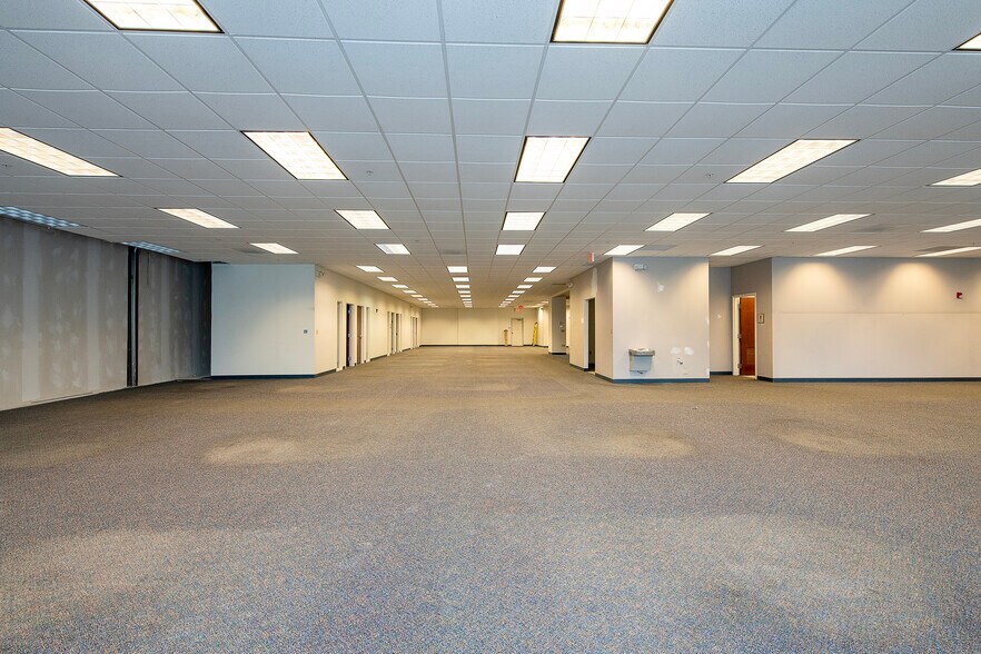 More Photos Of 8020 Tyler Blvd, Mentor Flex For Lease