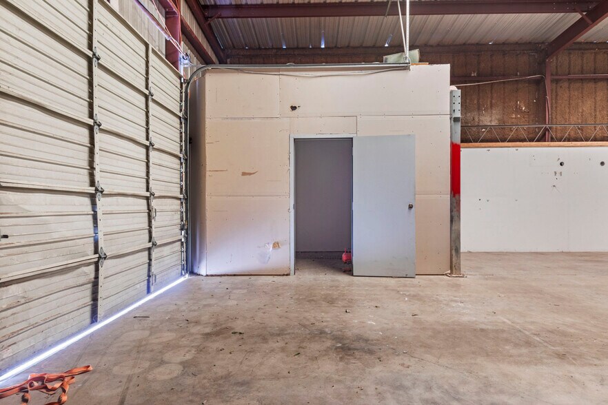 More Photos Of 49 Happy St, Killeen Warehouse For Lease
