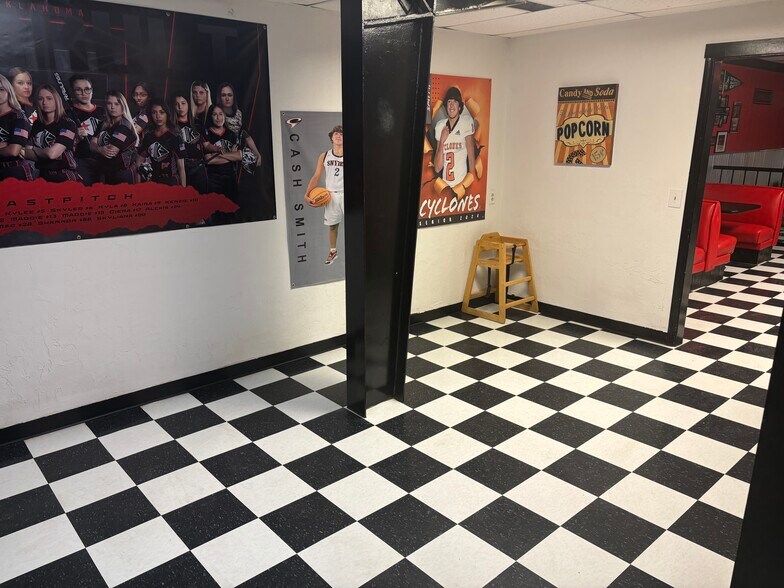 More Photos Of 901 E St, Snyder General Retail For Sale