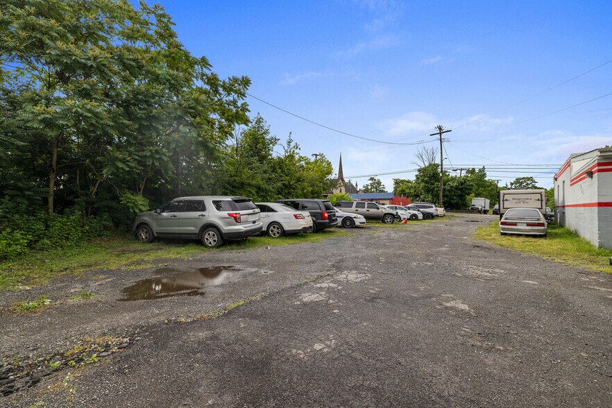 More Photos Of 1041 Niagara Ave, Niagara Falls Contractor Storage Yard For Sale