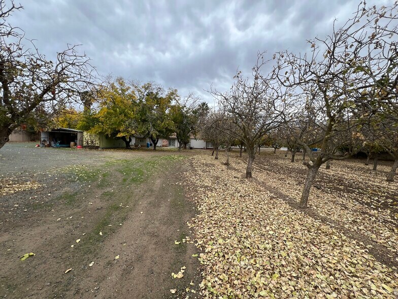 More Photos Of 2721 Empire Ave, Brentwood Flex For Lease