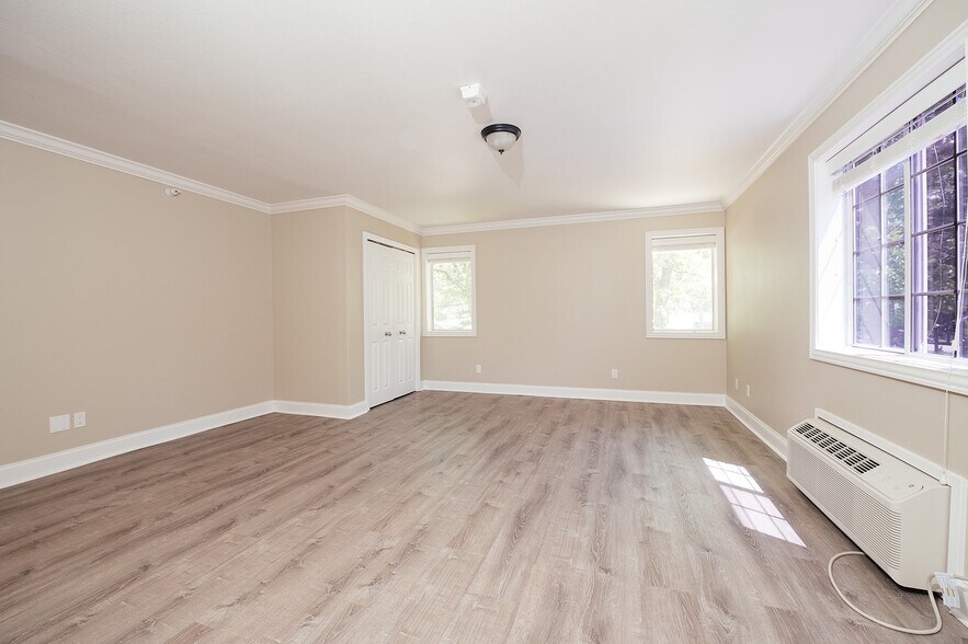 More Photos Of 461 Munson Ave, Traverse City Hotel For Sale